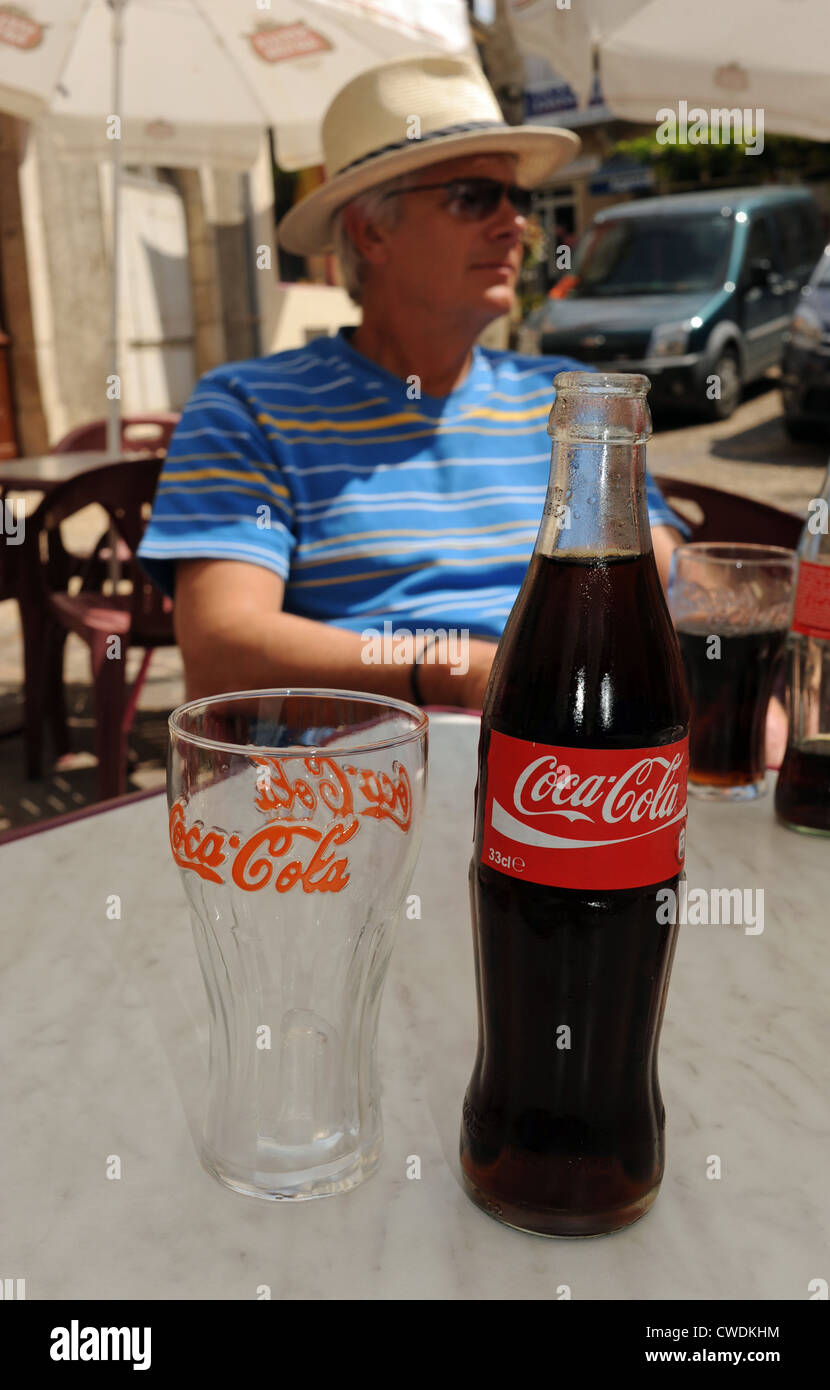 Flasche Coca Cola und Marken Glas in einer Bar in der Menge Region von Frankreich Südwesteuropa Stockfoto