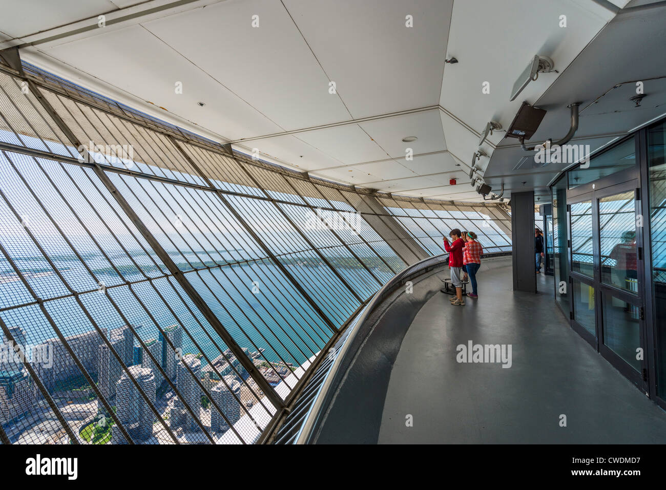 Blick über den Ontariosee aus der Sky-Terrasse an der Spitze des CN Tower, Toronto, Ontario, Kanada Stockfoto