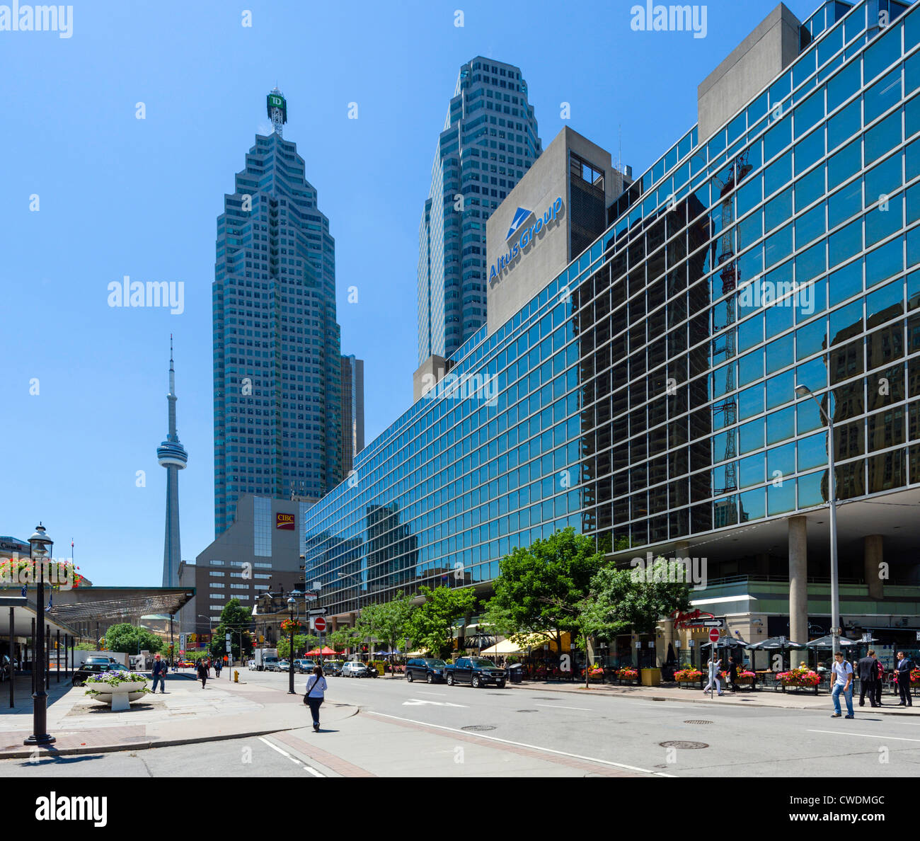 Vordere Straße im Geschäftsviertel mit dem CN-Tower in der Ferne, Toronto, Ontario, Kanada Stockfoto