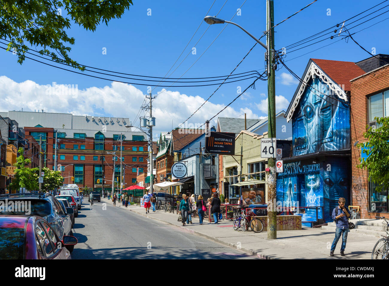 Geschäfte und Restaurants an der Augusta Avenue im Stadtteil Kensington Market, Toronto, Ontario, Kanada Stockfoto