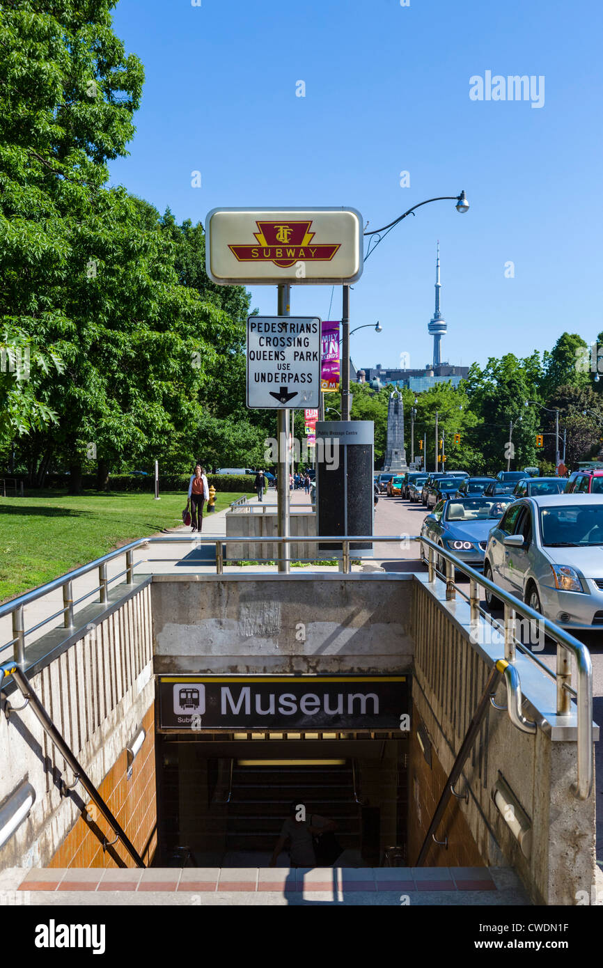 Museum u-Bahnstation mit dem CN-Tower in der Ferne, Toronto, Ontario, Kanada Stockfoto