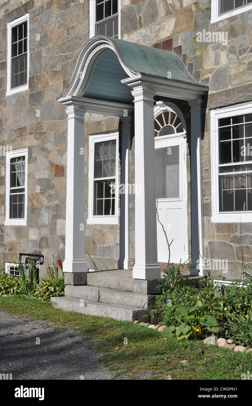 Anmutige gewölbtes Dach über der Tür von einem historischen Stein Herrenhaus in Neu-England. Stockfoto