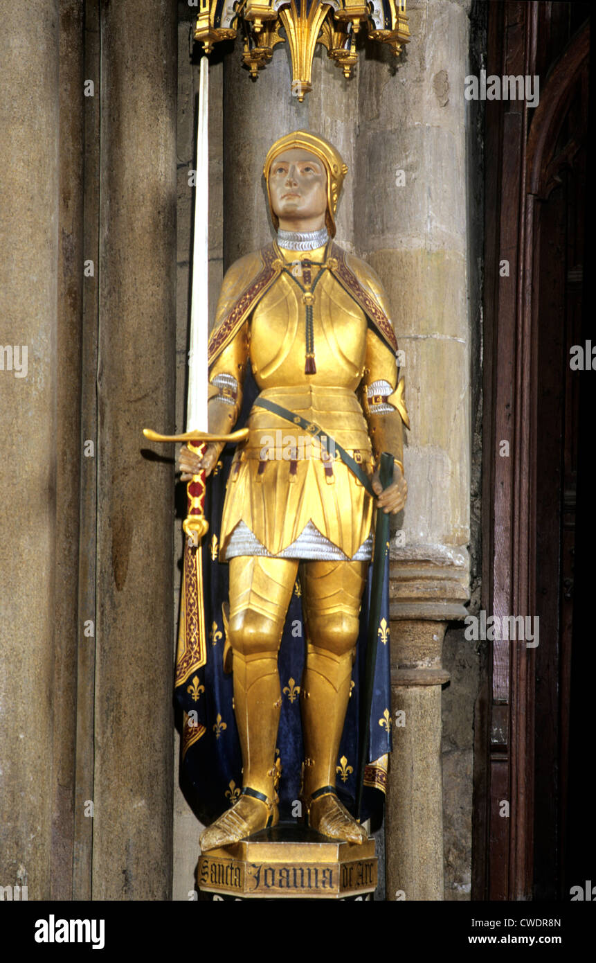 Winchester Cathedral, Statue von St. Joan of Arc Saint Heiligen Hampshire  England UK Englisch Statuen Bildnis Bildnisse Jeanne D'Arc Stockfotografie  - Alamy