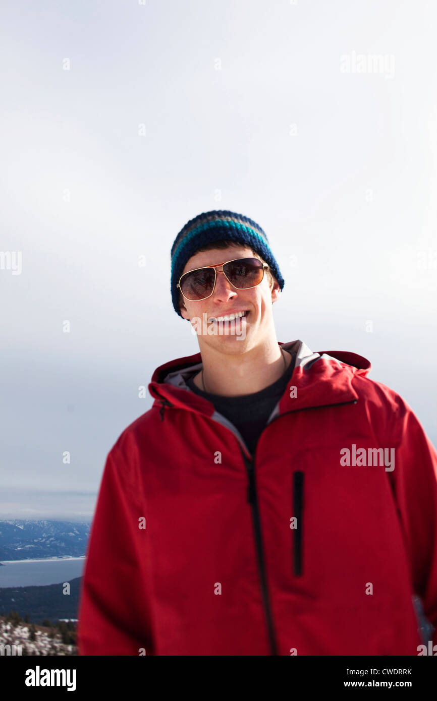 Ein sportlicher junger Mann lächelt beim Wandern an einem Wintertag in Idaho. Stockfoto