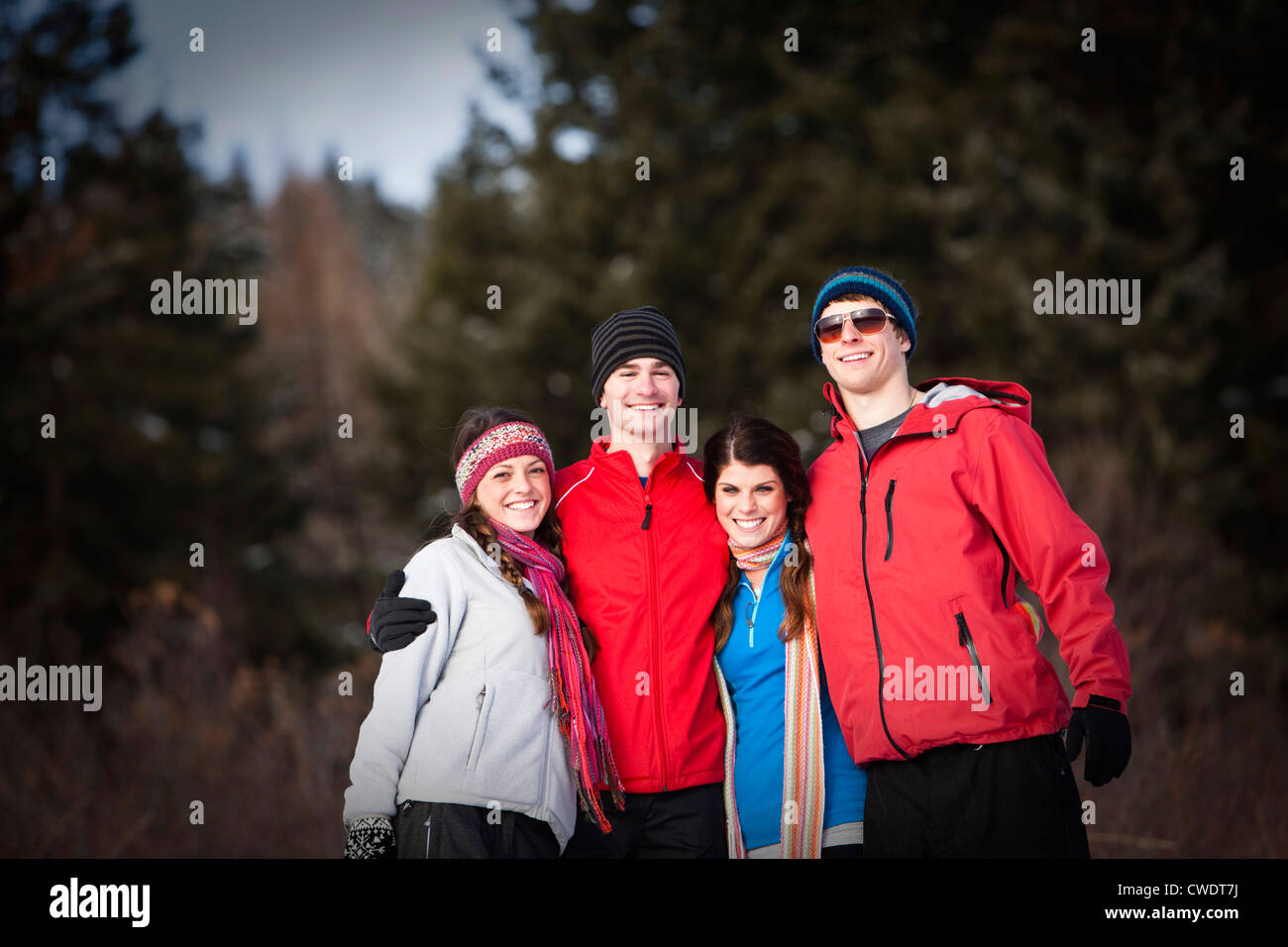 Eine Gruppe von vier aktive junge Erwachsene lächelnd auf einer Wanderung in Idaho. Stockfoto