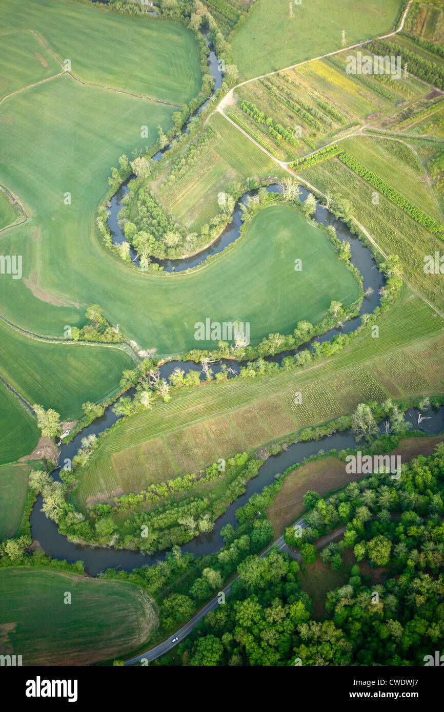 Luftbild von der Schwanenhals beugt sich der französischen Broad River in der Nähe von Brevard, NC Stockfoto
