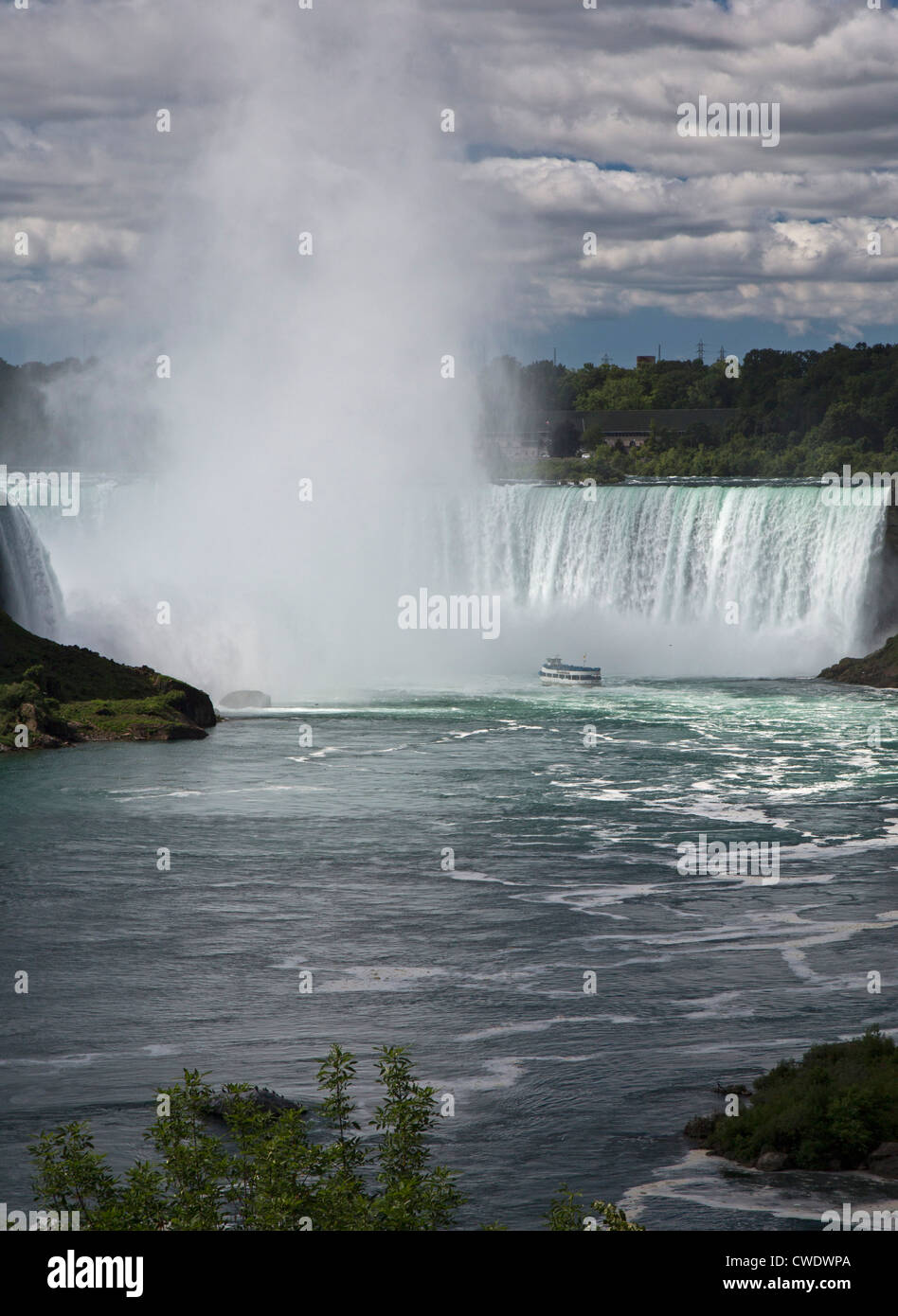 Niagara Falls, Ontario - Niagara Falls. Das Mädchen des Nebels führt Touristen an den Rand des Wasserfalls. Stockfoto