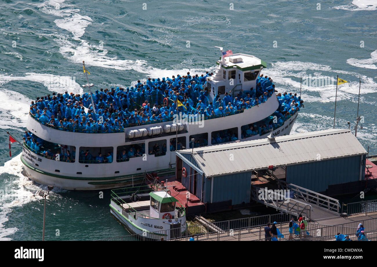 Niagara Falls, Ontario - The Maid des Nebels führt Touristen tragen blaue Regenmäntel an den Rand der Niagarafälle. Stockfoto