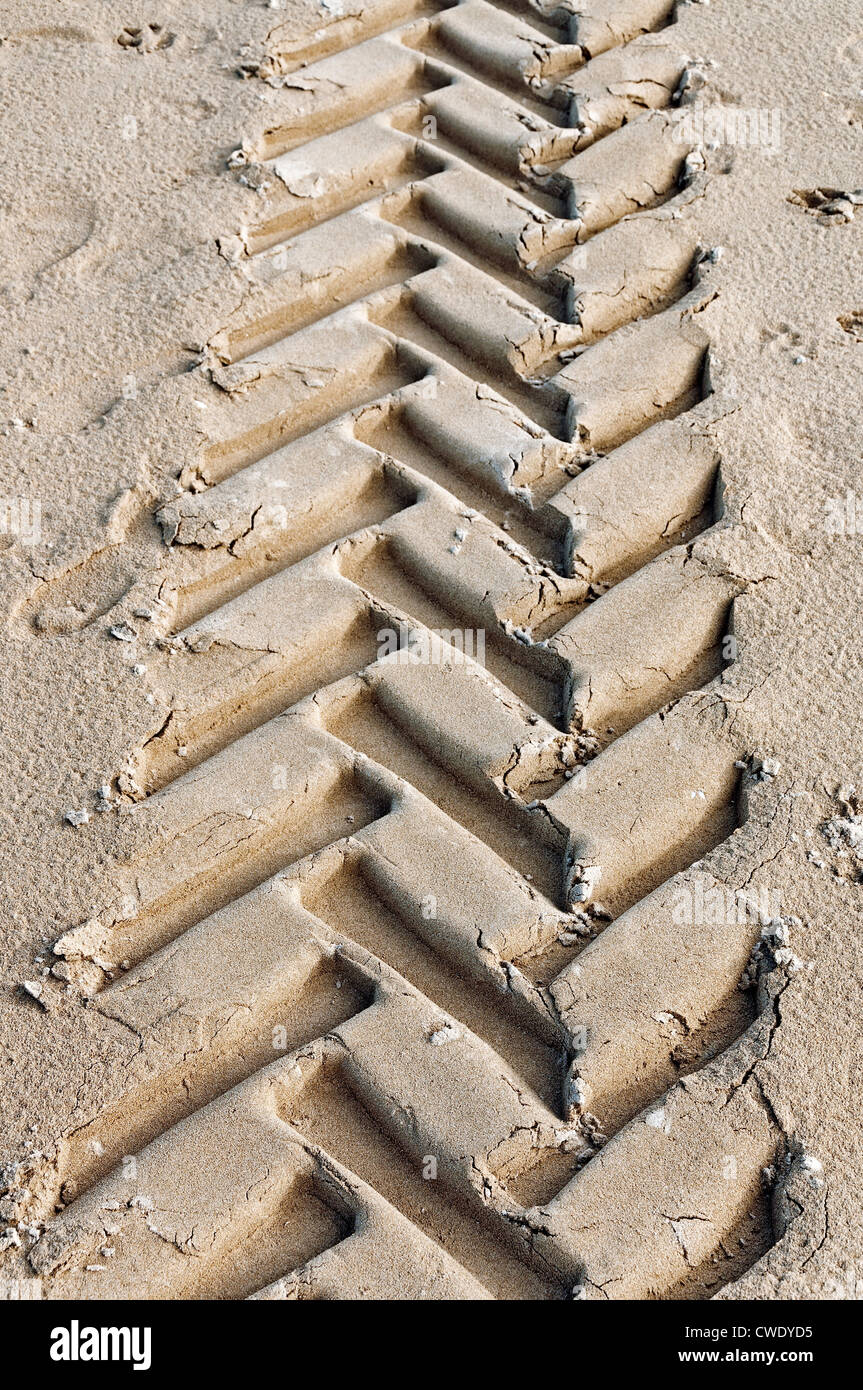 Traktor-Fußabdruck auf Strandsand von Laredo, Kantabrien, Spanien Stockfoto