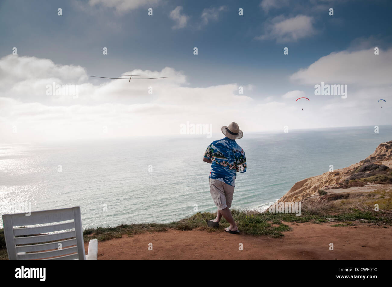 Man kontrolliert ein Modellflugzeug im Torrey Pines Segelflugplatz, San Diego, Kalifornien, USA Stockfoto