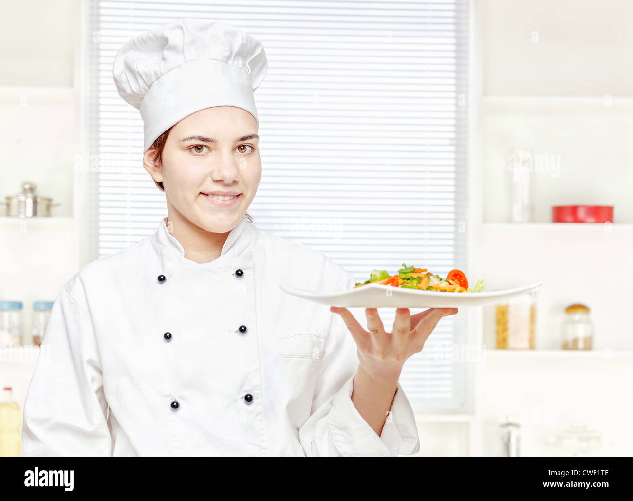 Jungkoch mit vegetarischen Mahlzeit in Küche Stockfoto
