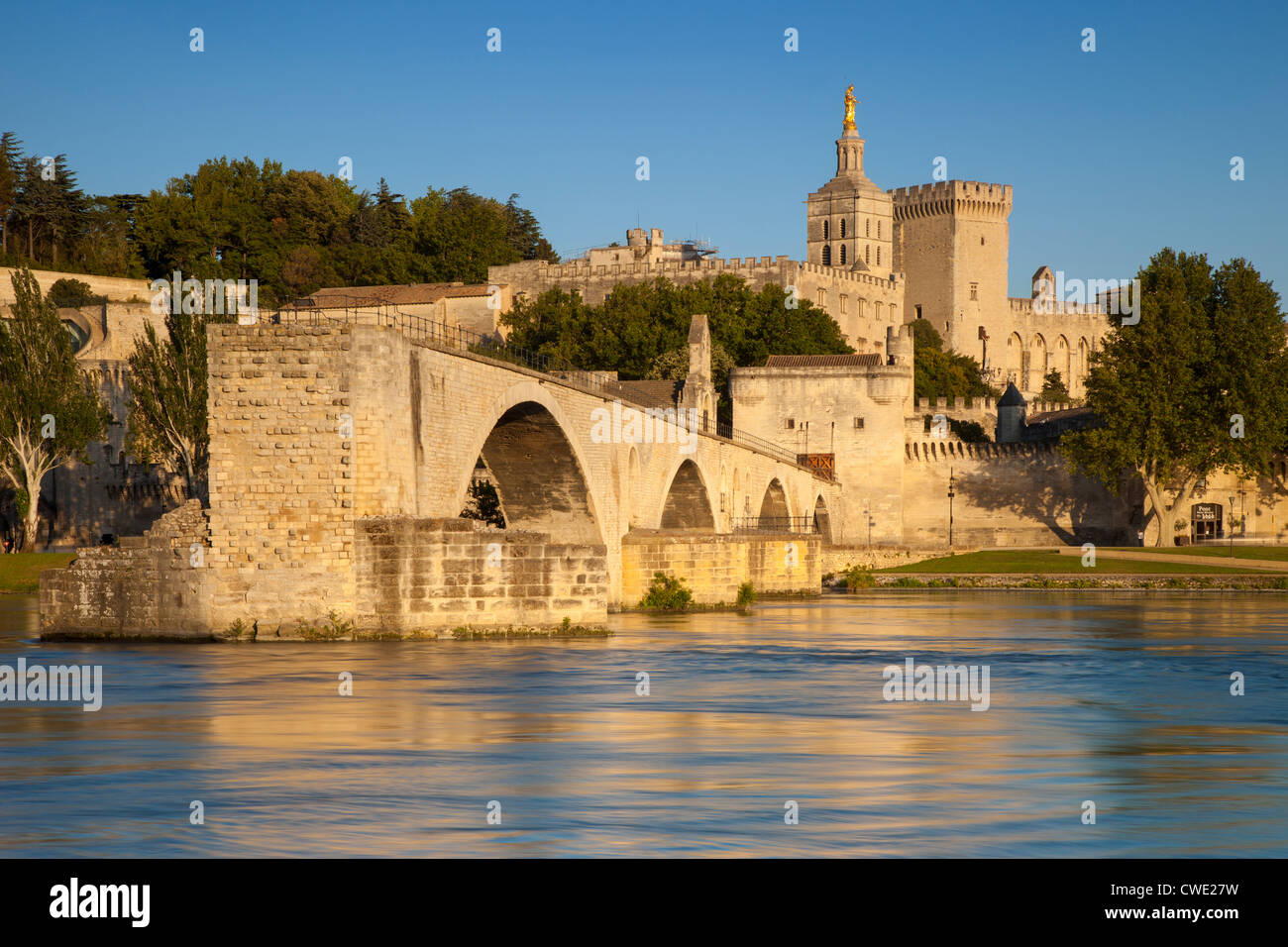 Pont Saint-Benezet über der Rhone mit Papstpalast über Avignon, Bouches-du-Rhône, Provence Frankreich Stockfoto