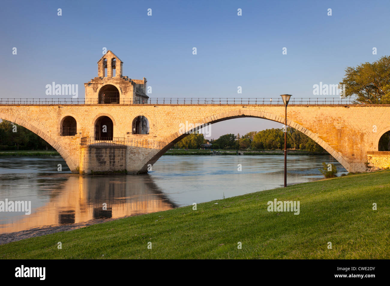 Pont Saint-Benezet und Chapelle Saint Nicholas (12. C) über der Rhone bei Avignon, Bouches-du-Rhône, Provence Frankreich Stockfoto
