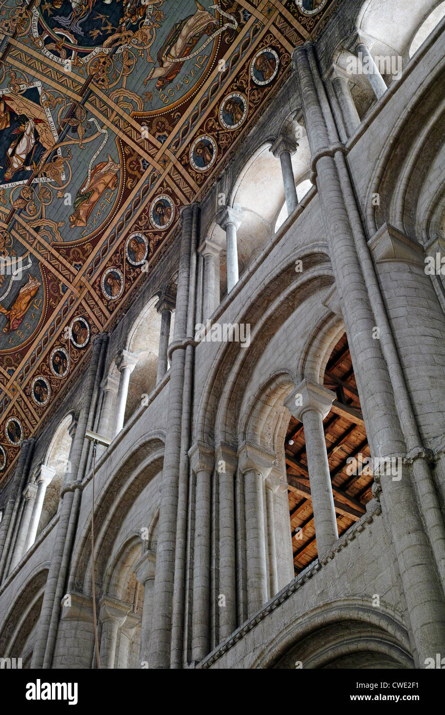 Deckengemälde im Langhaus der Kathedrale von Ely und Mauerwerk Detail Stockfoto