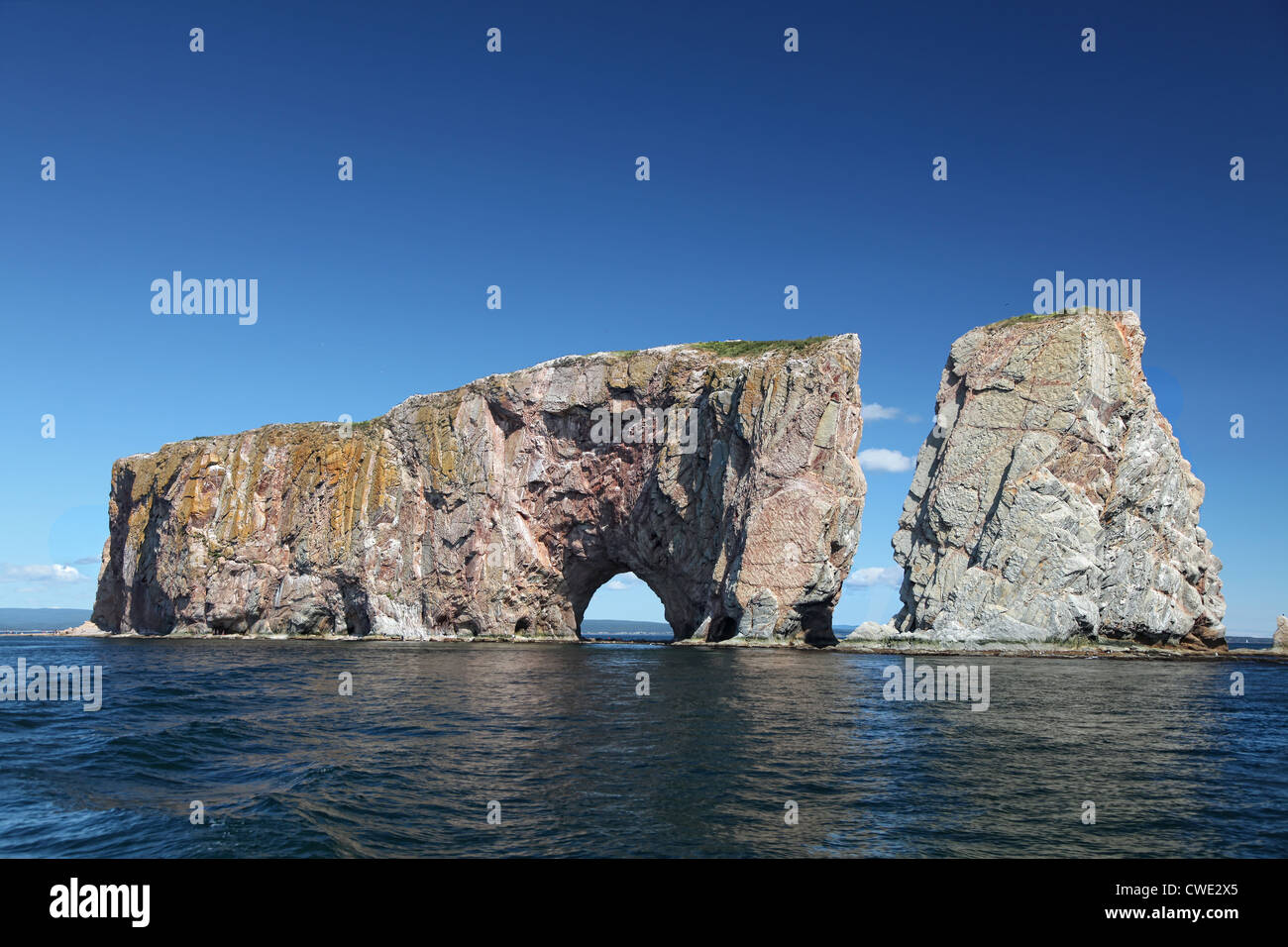 Perce Felsen aus dem Meer, St.-Lorenz-Golf, Quebec, Kanada Stockfoto