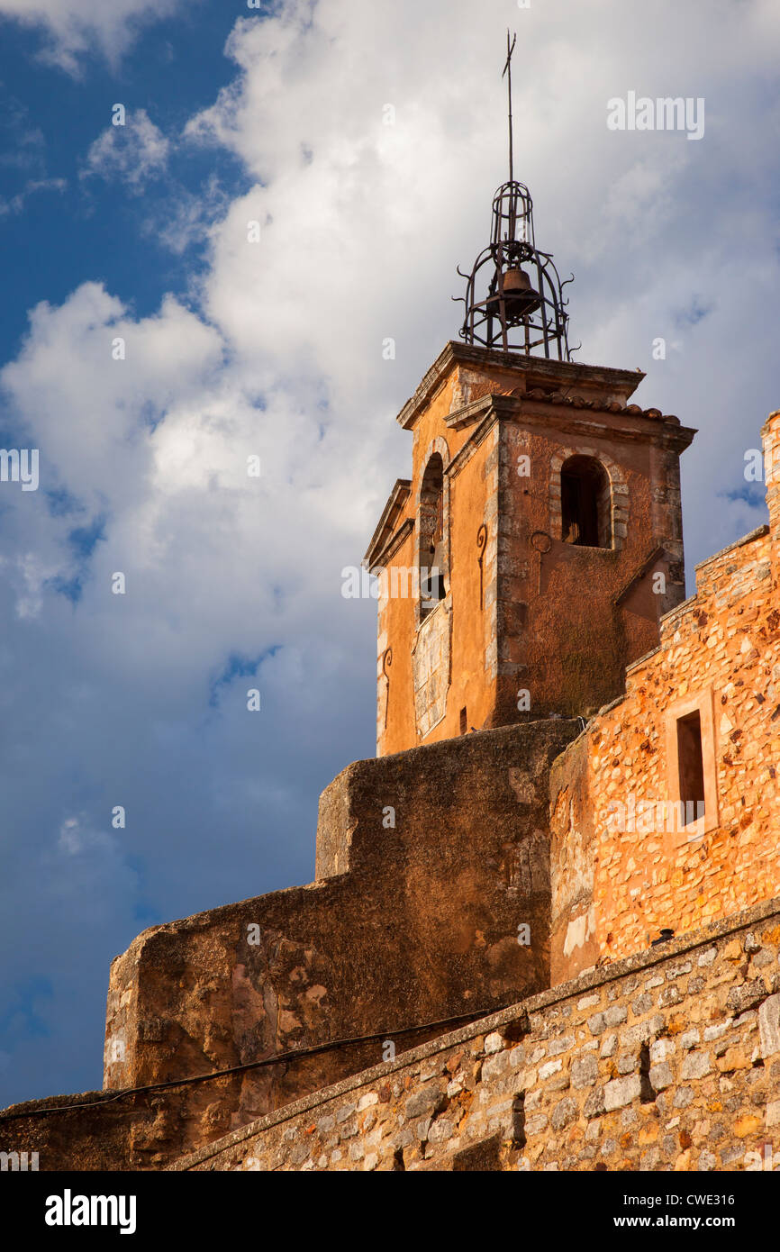 Am frühen Morgensonnenlicht auf die Kirche Turm Saint-Michel, Roussillon, Luberon, Provence Frankreich Stockfoto