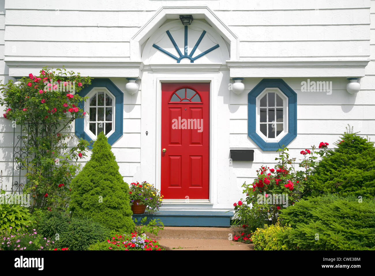 Eine helle rote Tür am Eingang eines Hauses. Stockfoto