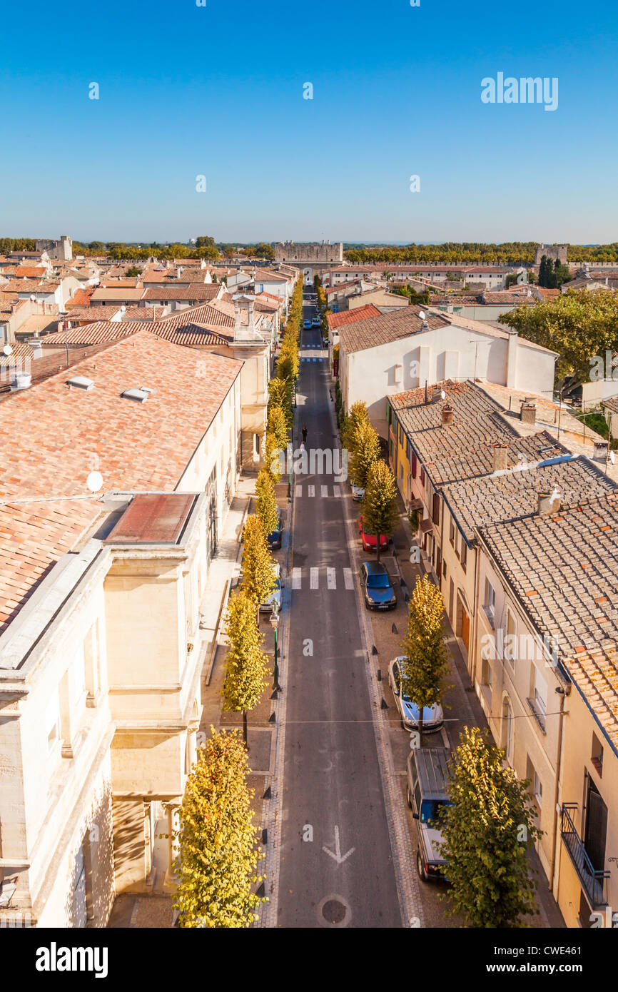 Boulevard Gambetta, Aigues-Mortes, Languedoc-Roussillon, von den Wällen betrachtet und mit Blick auf das Nordtor. Stockfoto
