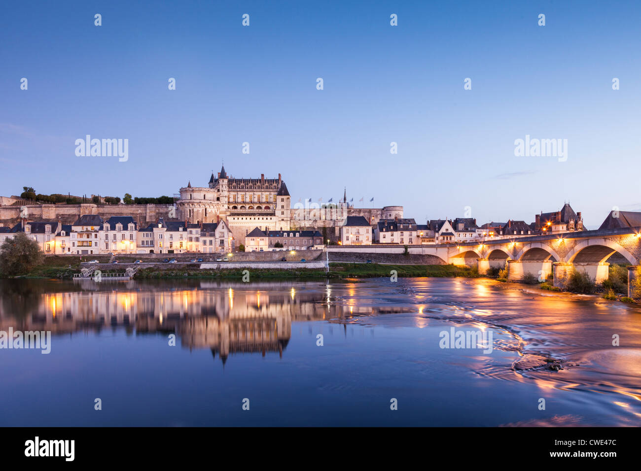 Die ummauerte Stadt und Schloss von Amboise spiegelt sich in dem Fluss Loire am Abend. Stockfoto