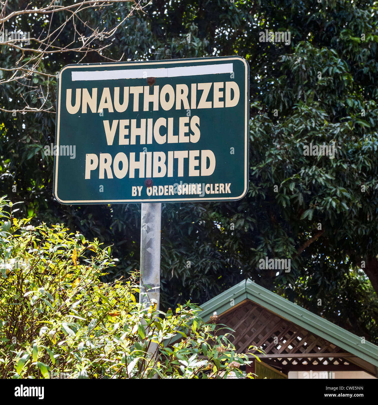 Grün nicht autorisierte Fahrzeuge verboten Schild auf Post. Stockfoto