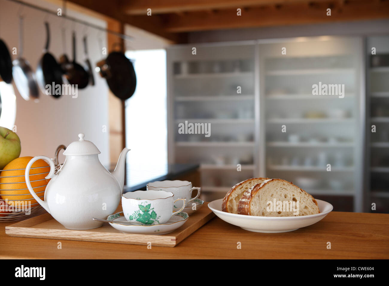 Obst, Brot und Tee-Set In Küche Stockfoto