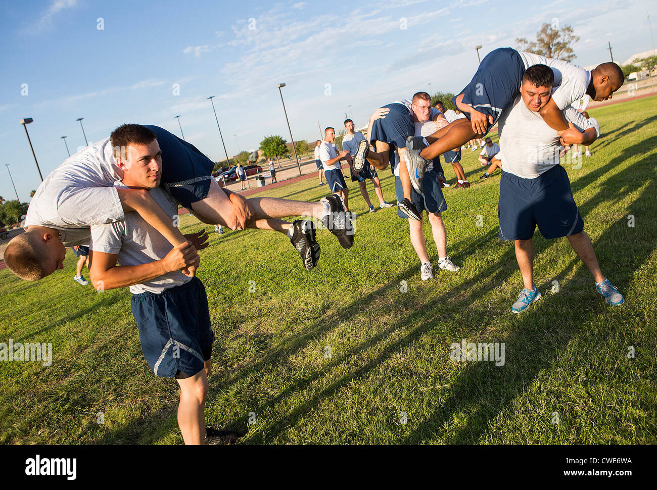 Air Force Personal beteiligen sich morgen körperliches Training in Davis-Monthan Air Force Base. Stockfoto