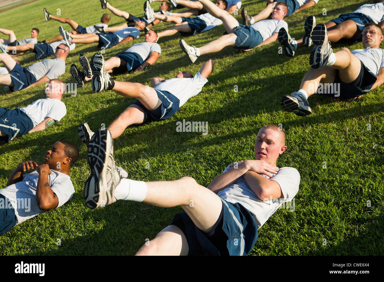 Air Force Personal beteiligen sich morgen körperliches Training in Davis-Monthan Air Force Base. Stockfoto