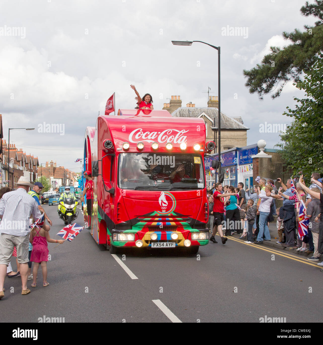 Olympische Fackel Coca Cola Sponsoring Begleitfahrzeug in Wincheap Canterbury Kent UK Stockfoto