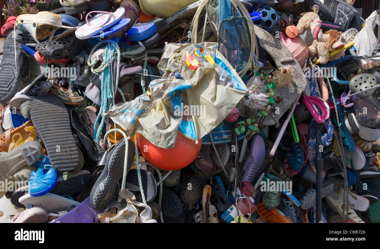 Treibgut Strandläufer Müll angespült Dungeness Strand Kent England UK Stockfoto