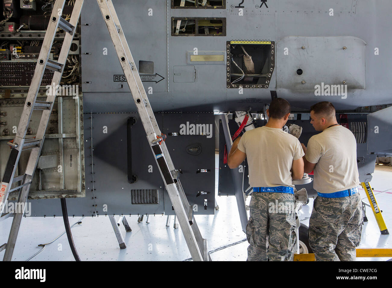 Flieger führen Wartungsarbeiten auf eine a-10 Thunderbolt von 354. Kämpfer-Geschwader an Davis-Monthan Air Force Base. Stockfoto