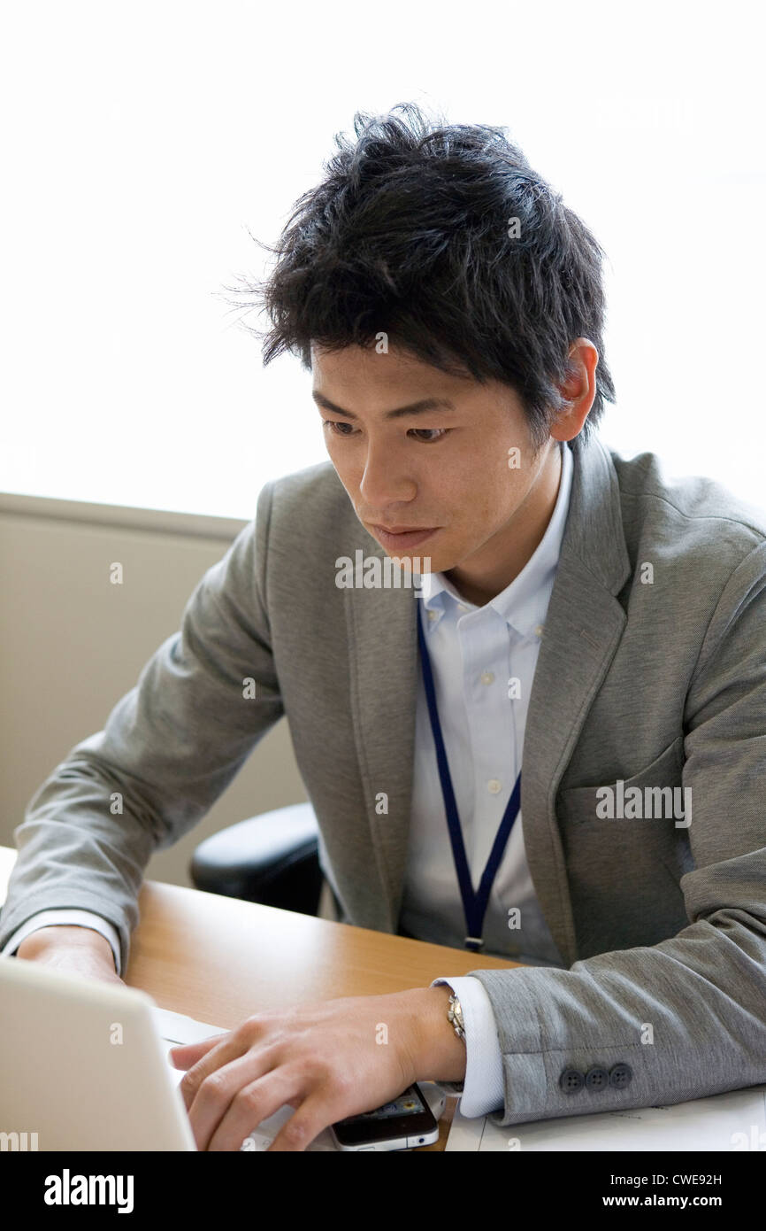 Geschäftsmann, sitzen und mit Laptop am Schreibtisch Stockfoto