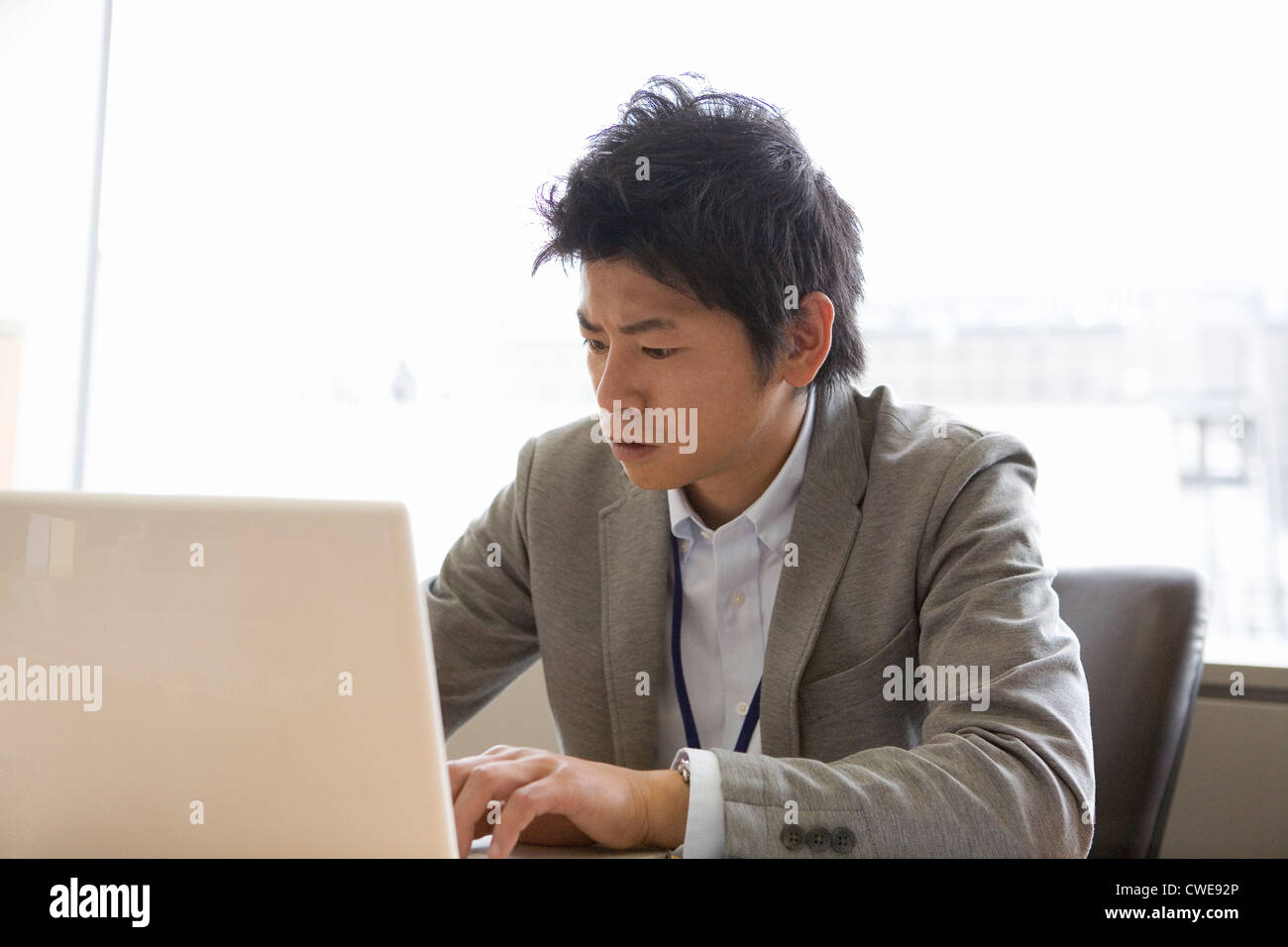 Geschäftsmann, sitzen und mit Laptop am Schreibtisch Stockfoto