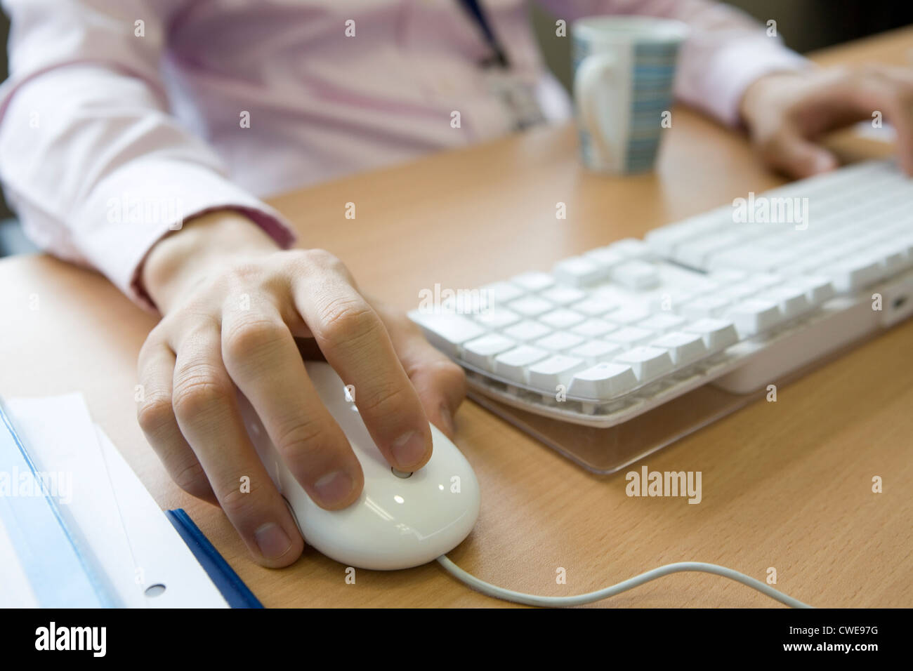 Geschäftsmann mit Computer-Maus Stockfoto