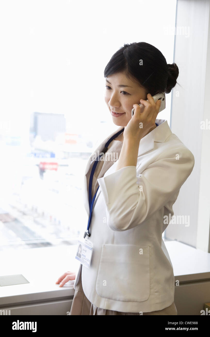 Geschäftsfrau Holding Smartphone im Büro Stockfoto