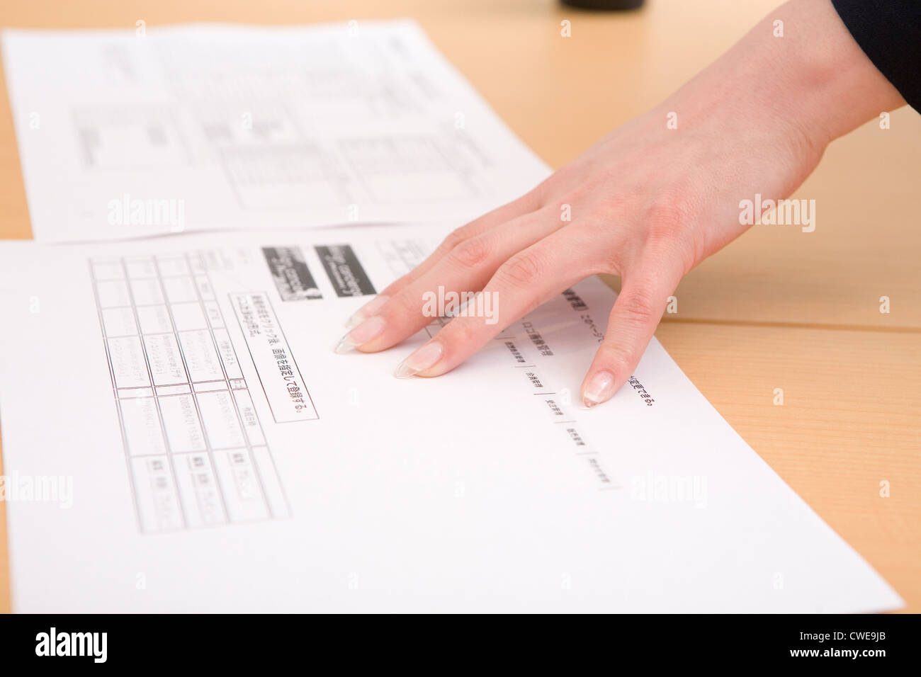Menschliche Hand zeigenden Dokument auf Tisch Stockfoto