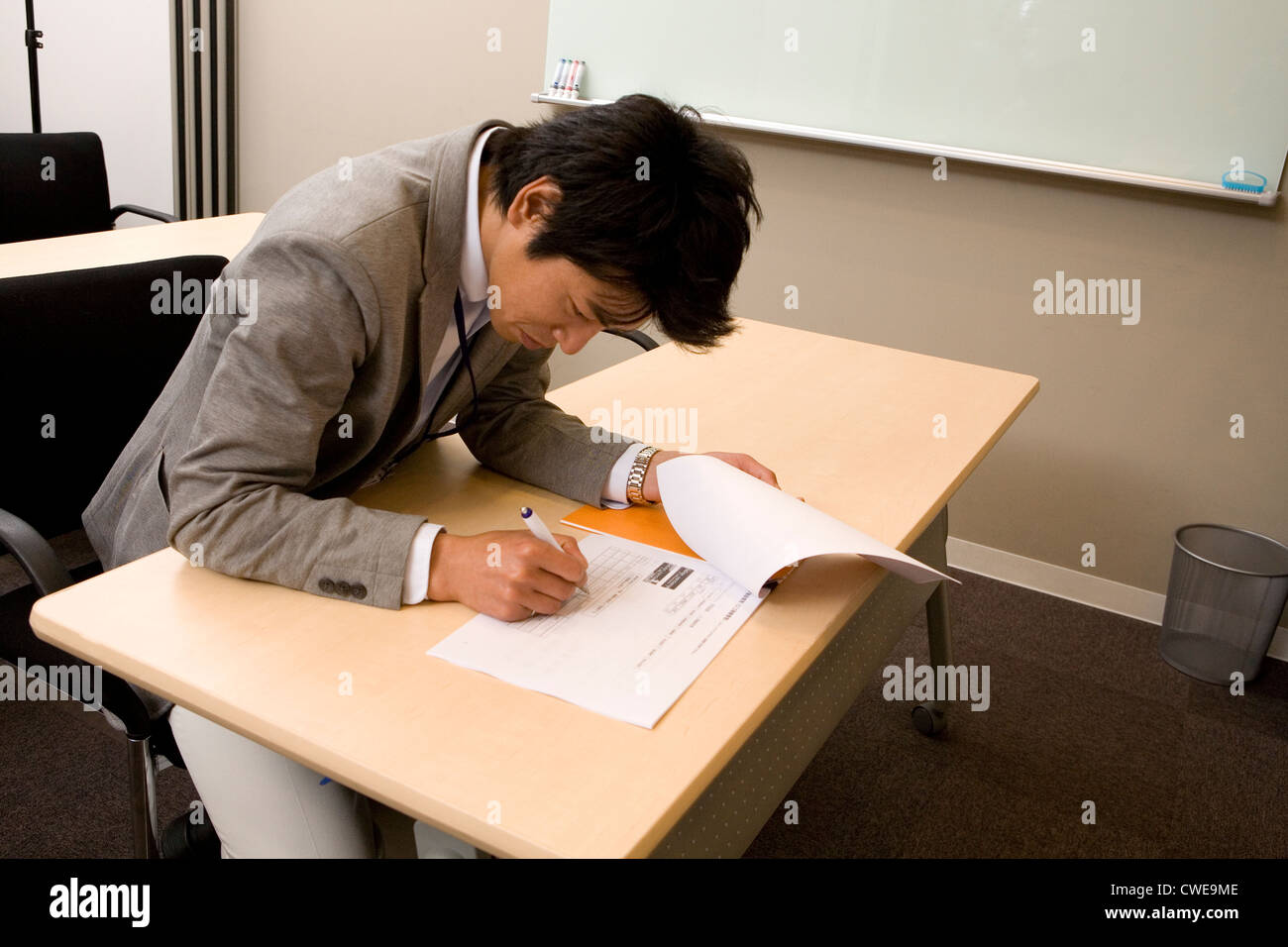 Geschäftsmann schreiben auf Dokument im Tagungsraum Stockfoto