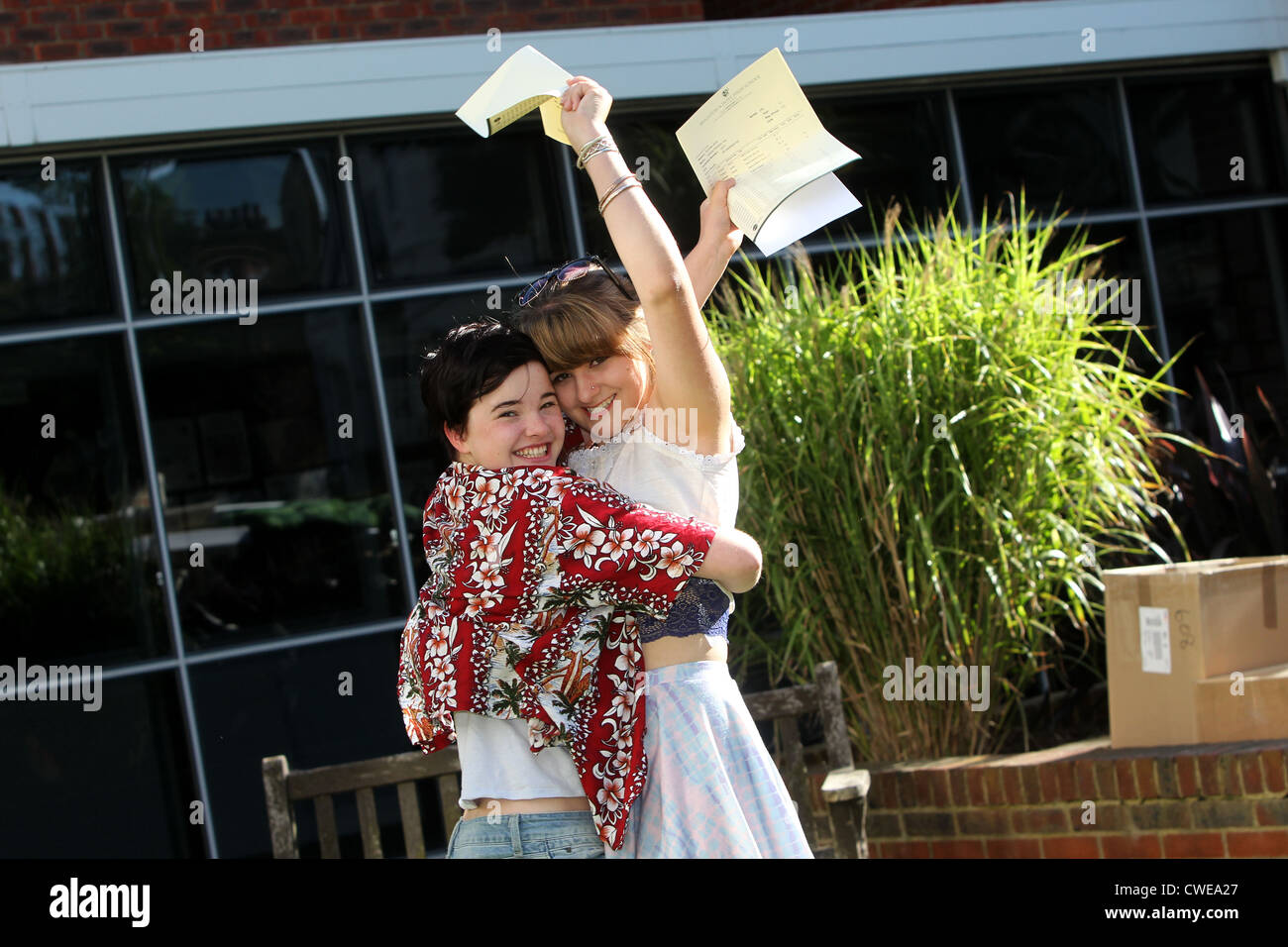 Schülerinnen und Schüler feiern ihre GCSE führt in Brighton, East Sussex, UK. Stockfoto