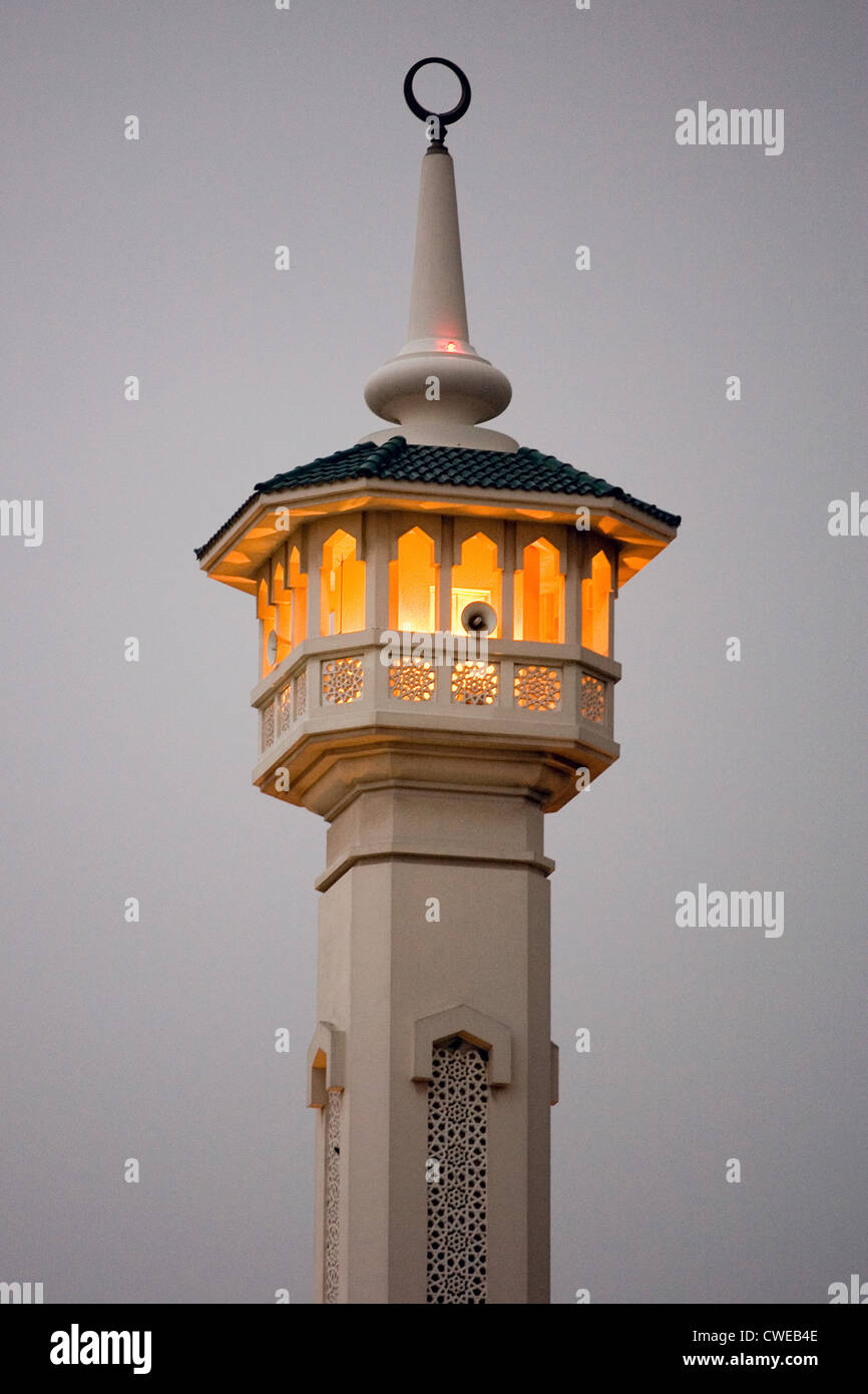 Dubai, das Minarett der großen Moschee im Abendlicht Stockfoto