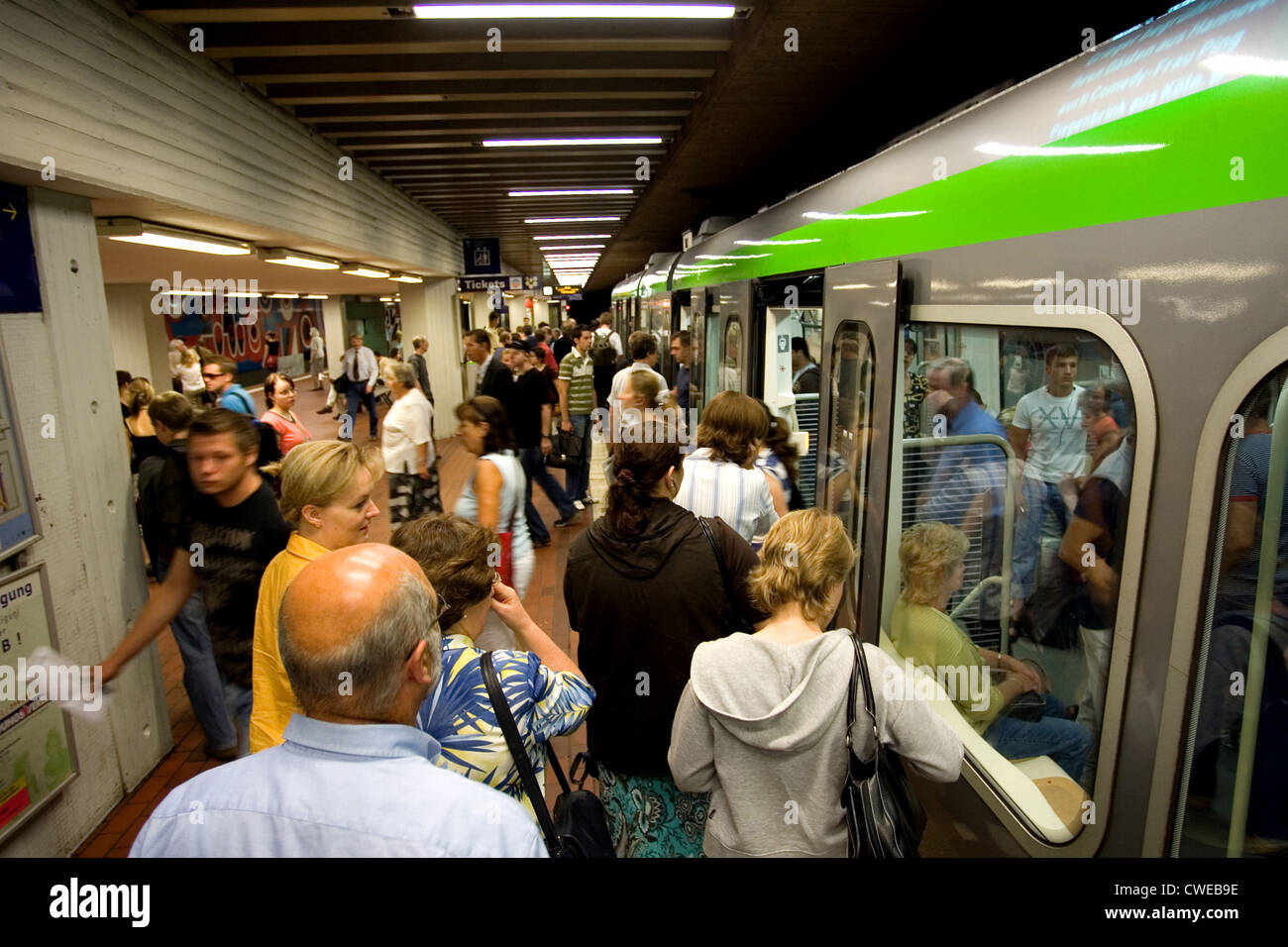 Hannover, Passagiere bei der Eingabe der u-Bahn Stockfoto