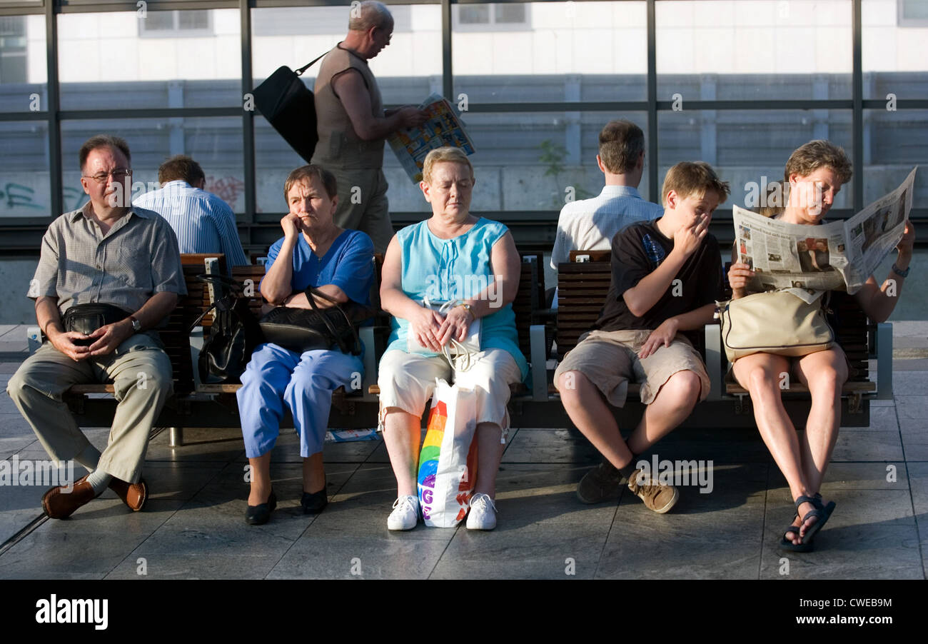 Berlin, Passagiere auf ihren Zug warten Stockfoto