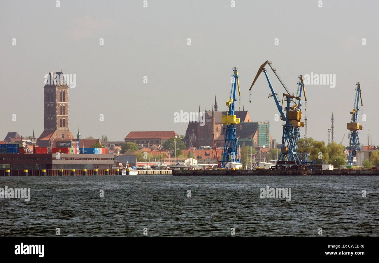 Wismar, Stadtblick auf den Hafen mit St.-Nikolaus-Kirche Stockfoto