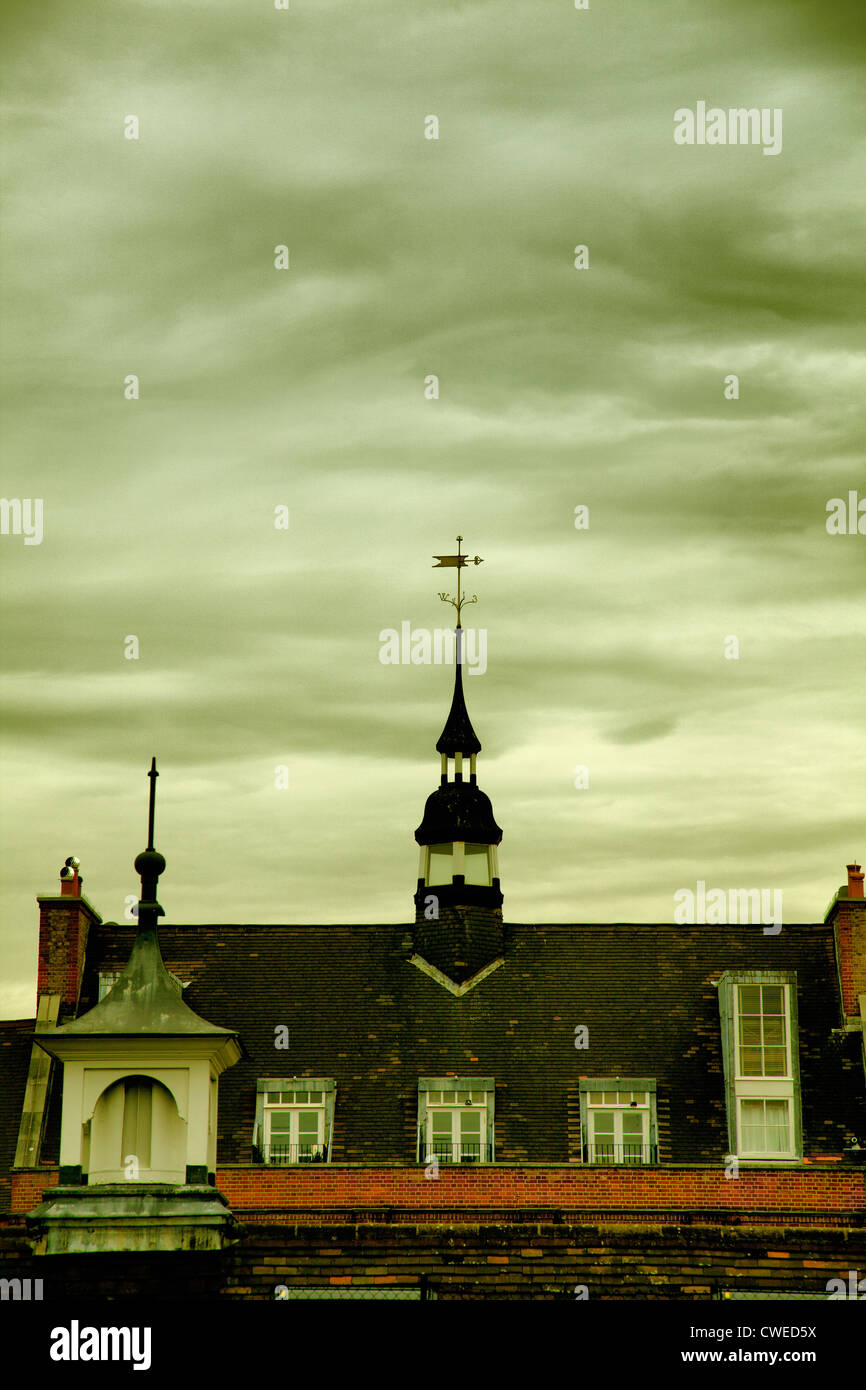 Dach-Spire und Wetterfahne Stockfoto