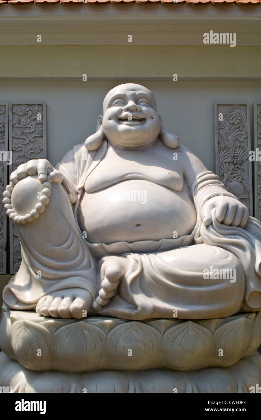 Vertikale hautnah ein Fett laughing Buddha-Statue aus Marmor gehauen, an  einem sonnigen Tag Stockfotografie - Alamy