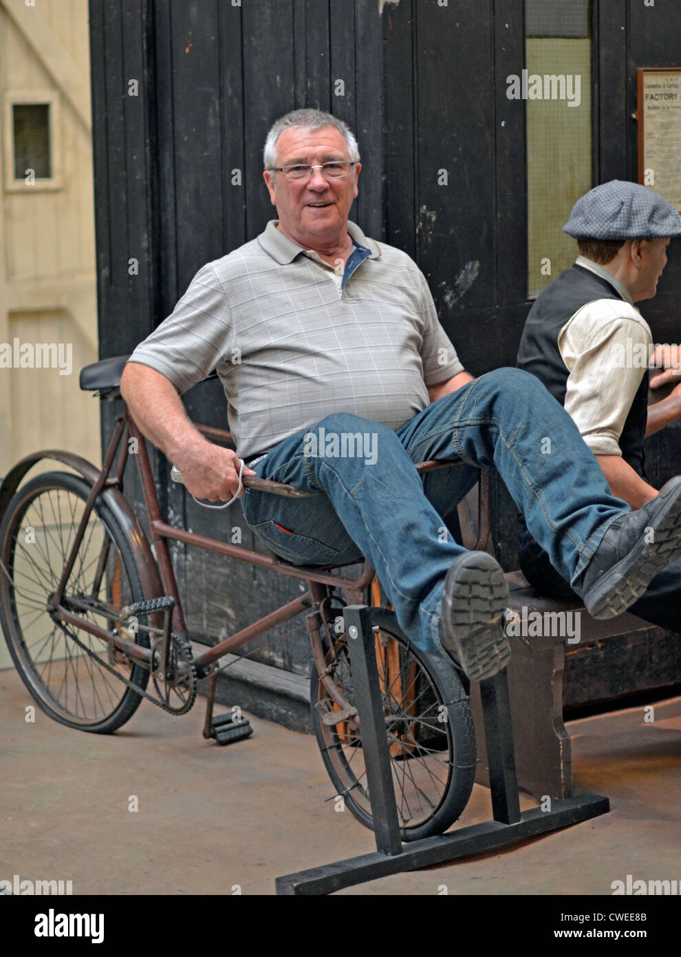 Mann sitzt im Handel Fahrrad Korb Halter Stockfoto
