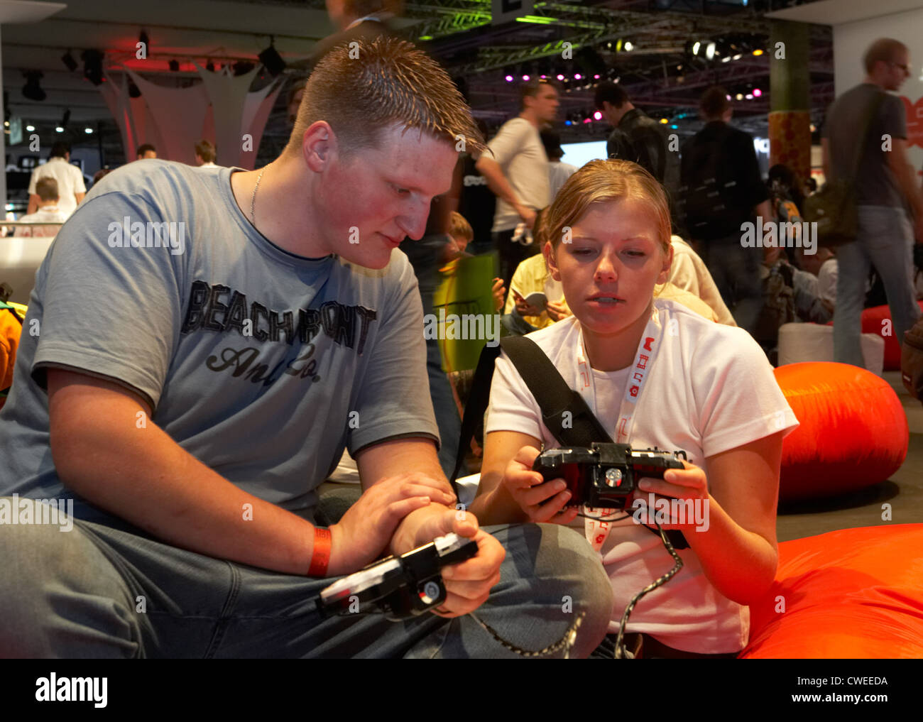 Leipzig - Besucher an einem Stand auf der Games Convention Stockfoto