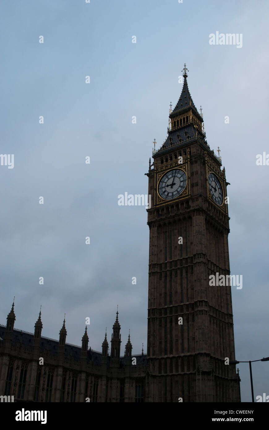 Big Ben und der Palace of Westminster leuchtet dunkel gegen ein bewölkter Himmel Stockfoto
