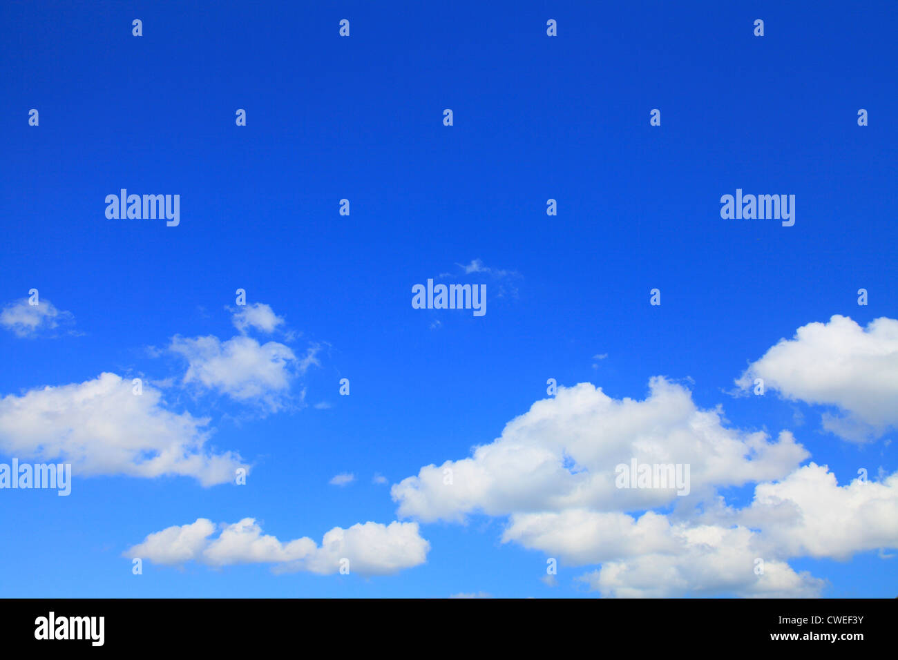 Blauer Himmel mit Wolken Stockfoto