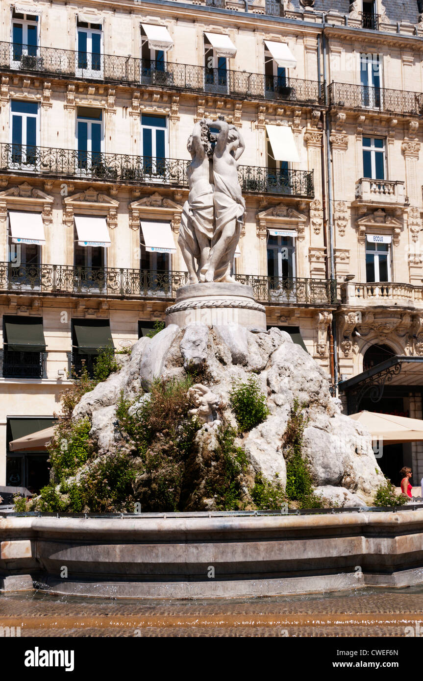 Die drei Grazien-Brunnen von Bildhauer Étienne d'Antoine 1790 in Place De La Comédie, Montpellier, Frankreich gebaut. Stockfoto