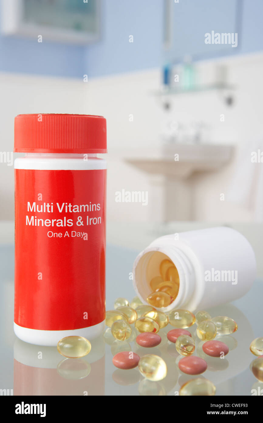 Vitaminpillen auf Bad Regal Stockfoto