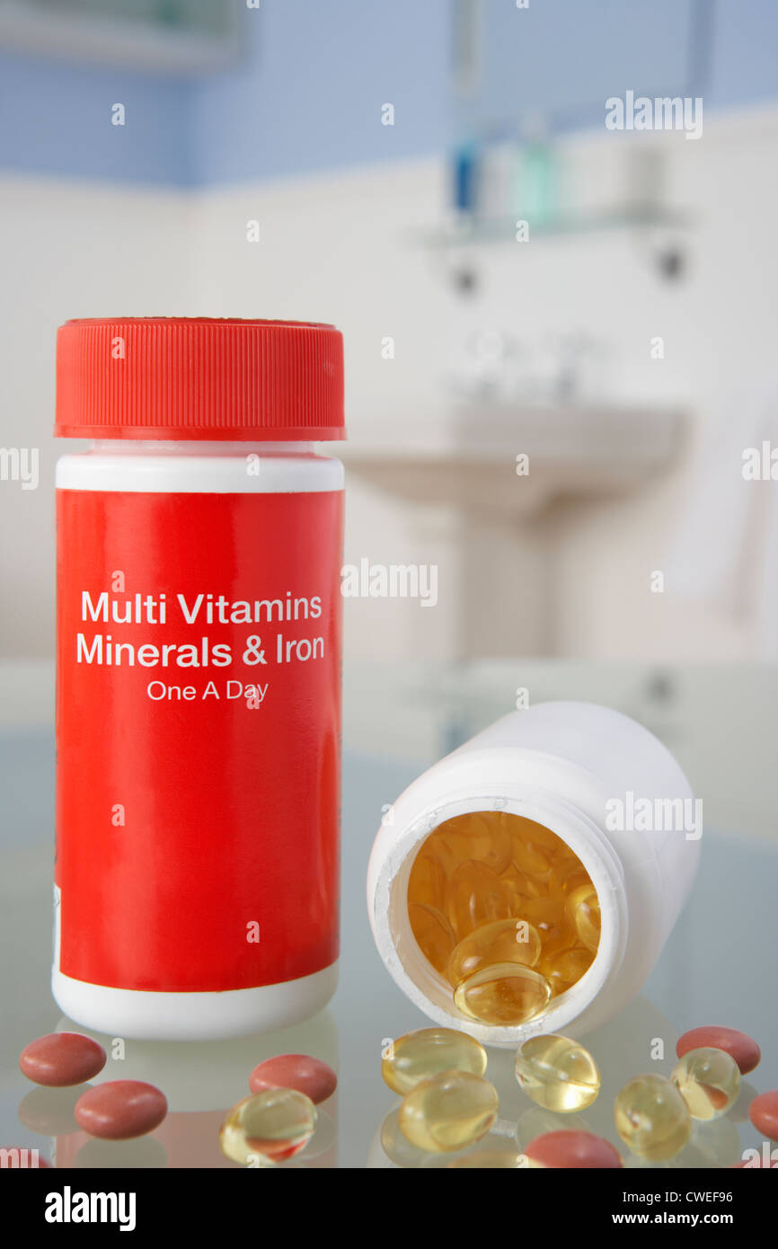 Vitaminpillen auf Bad Regal Stockfoto